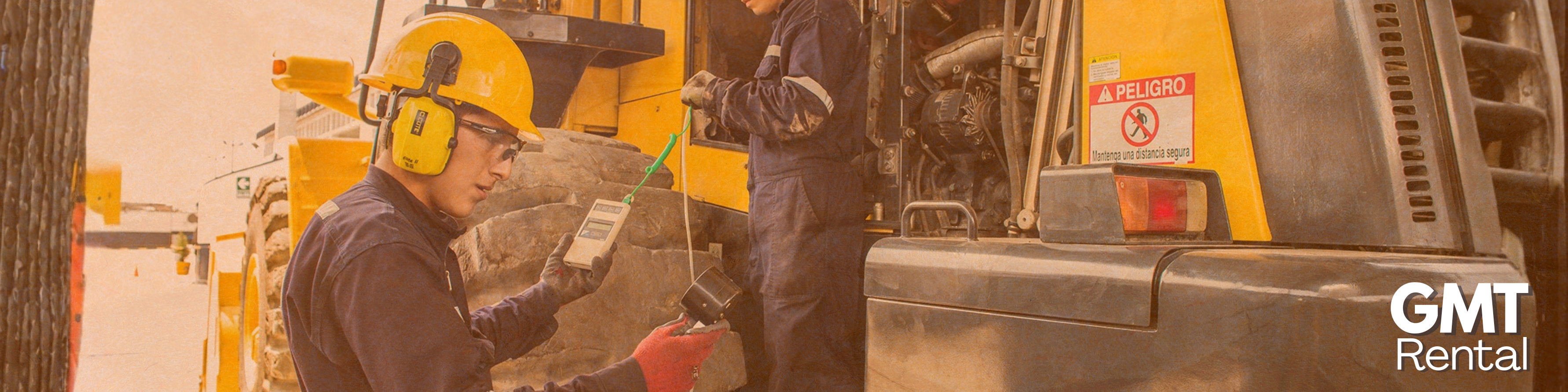 Técnicos trabajando en maquinaria pesada